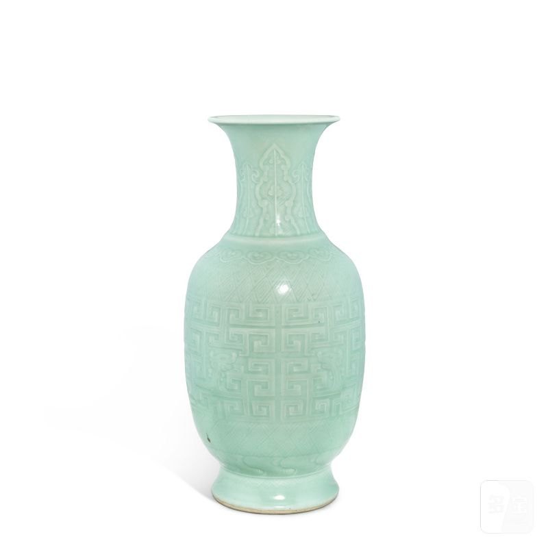A large celadon-glazed archaistic 'dragon' vase, Qing dynasty, 19th century | 清十九世紀 粉青釉浮雕拐子龍紋瓶 - 图2